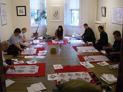 Japanese Master Calligrapher Bishou Imai gives a Japanese calligraphy class