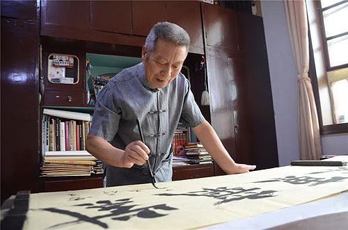 Yin Tian-Jun at his studio